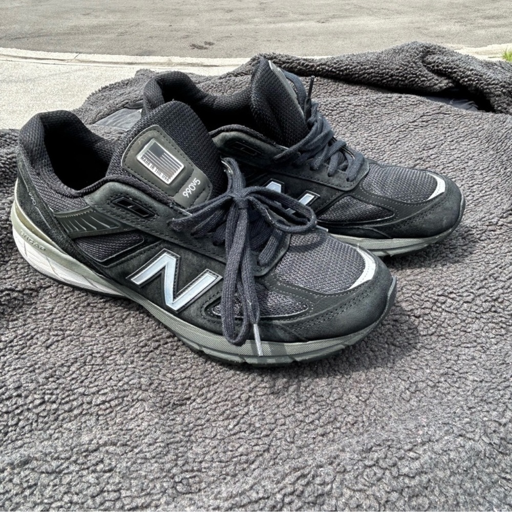 New Balance 990v5 Width B (Narrow) Mens Size 11 Black Made In The USA Suede